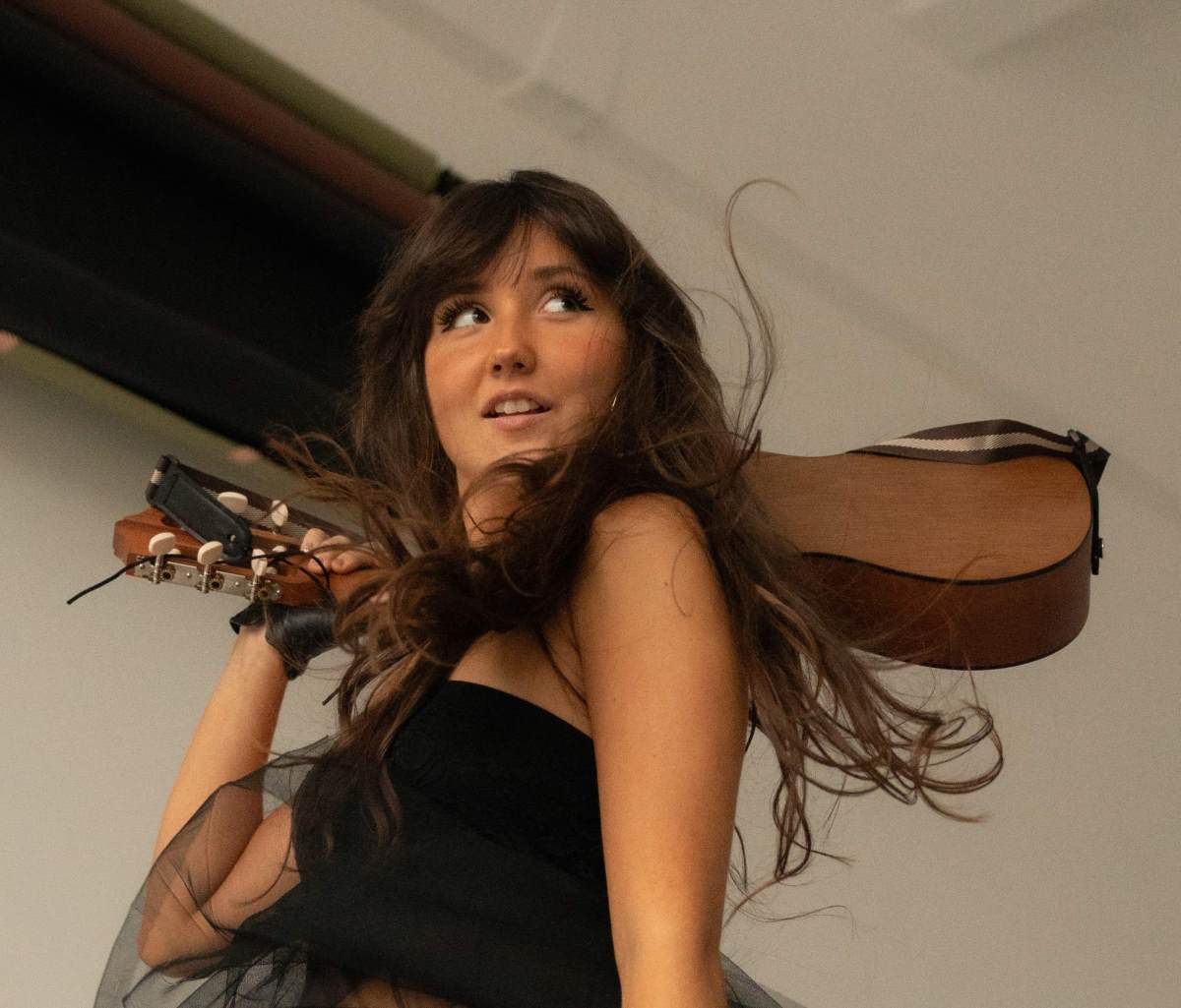 VICTORIA NIRO presented a sensual rendition of the legendary song “That’s My Sea”