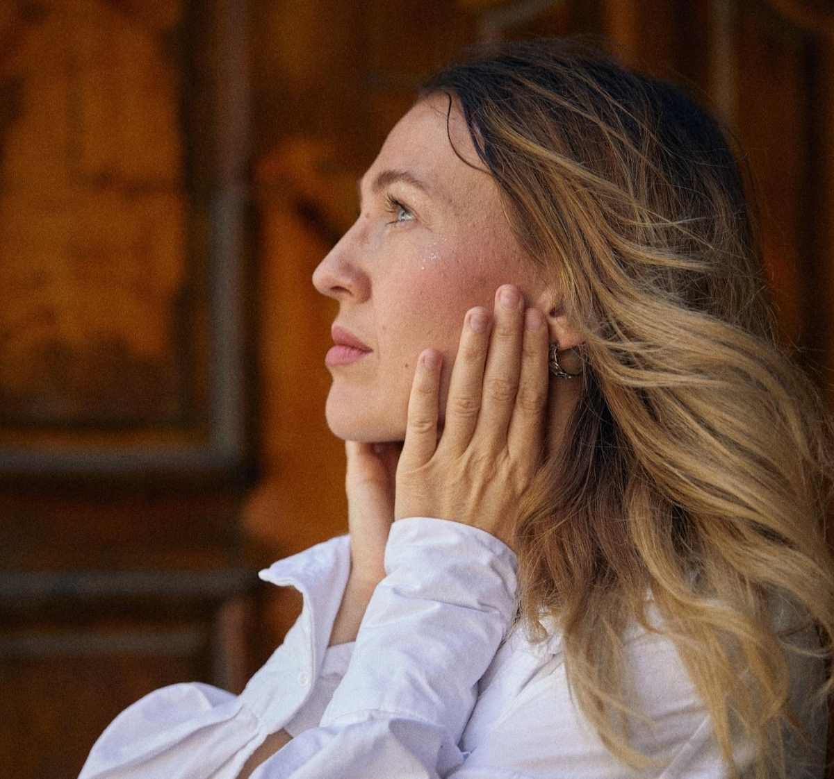 Alina Billionaire presents the single “Happy Are We” - a manifesto song about love, memory and faith in the future