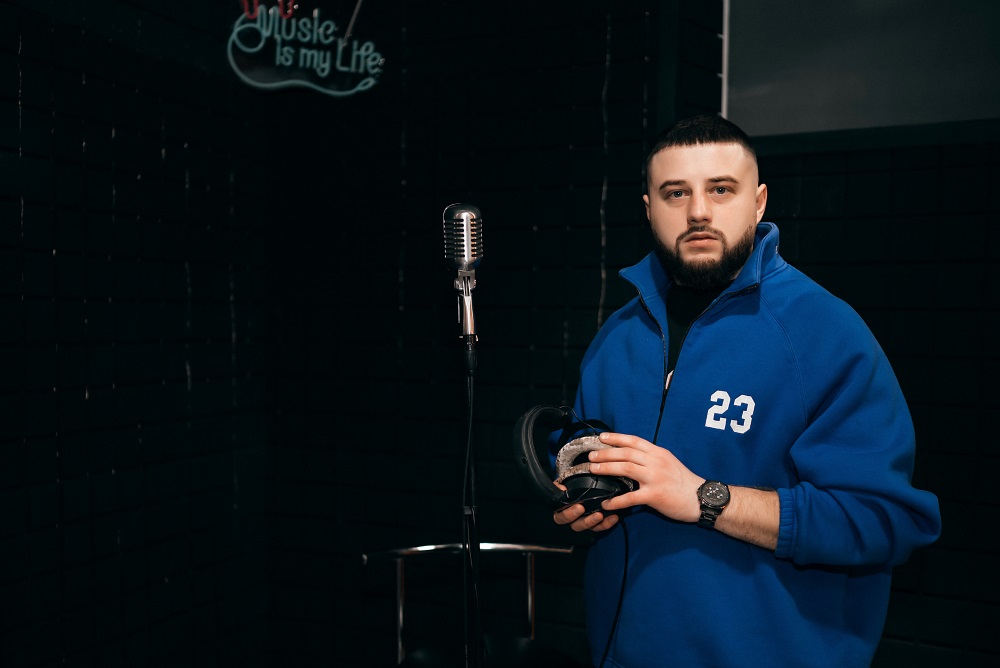 Ukrainian artist MoNaKiss has taken an important step in his creative career by making his first appearance on radio and television